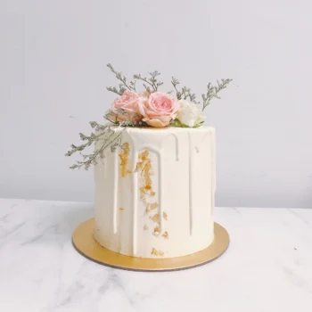White Floral x Elegant Drips Cake | Best Bakery in Singapore