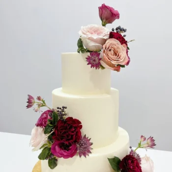Dusk Elegant Fresh Roses Wedding Cake